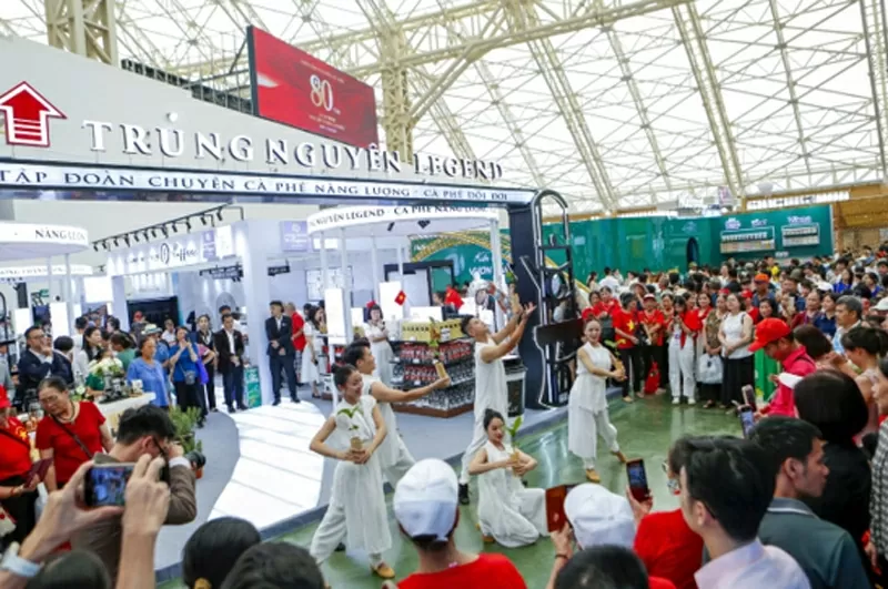 Không gian văn hóa cà phê Trung Nguyên Legend với những trải nghiệm cà phê đặc sắc tại triển lãm A80 thu hút đông đảo khách tham quan trong nước và quốc tế.