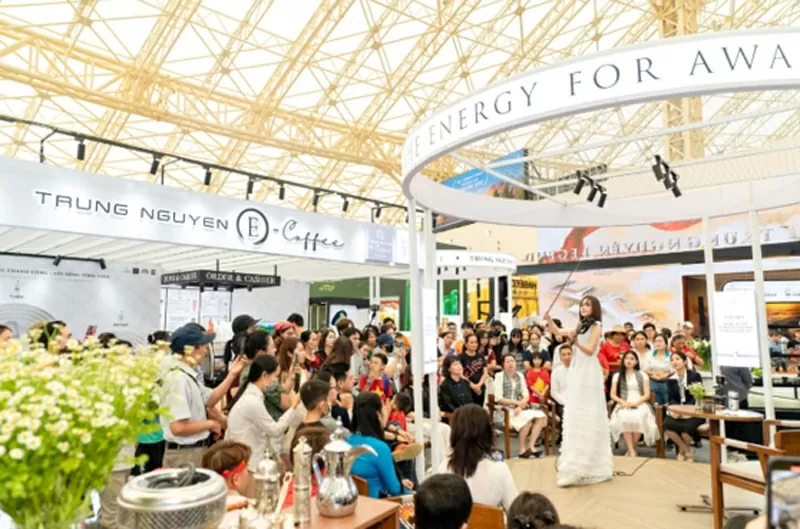 Nghệ sỹ Izara Thiên Nga thể hiện tài năng âm nhạc và nghệ thuật trong không gian Trung Nguyên Legend làm nổi bật sự kết nối giữa cà phê – nghệ thuật – khát vọng sống đẹp