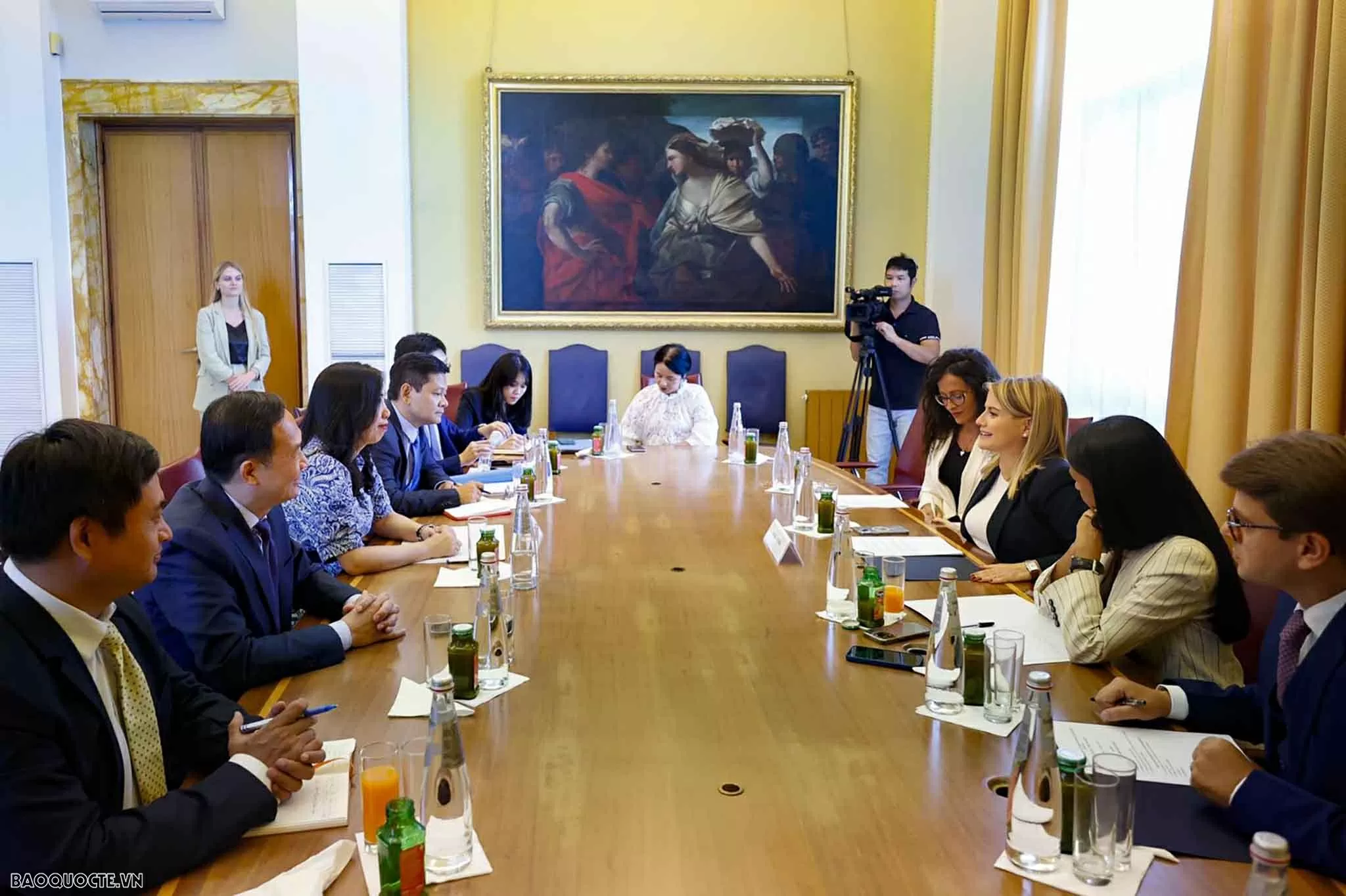 Thứ trưởng Ngoại giao Lê Thị Thu Hằng thăm, làm việc tại Italy Thứ trưởng Ngoại giao Lê Thị Thu Hằng thăm, làm việc tại Italy