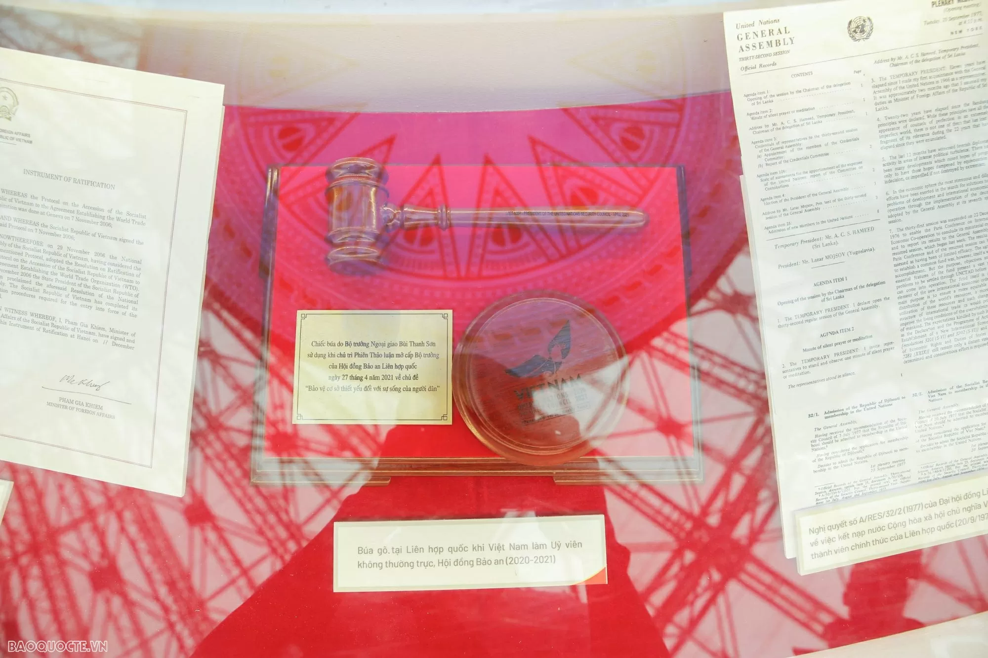 báo tham quan triển lãm Báo Thế giới và Việt Nam tìm về hành trình 80 năm vẻ vang của đất nước và nền Ngoại giao cách mạng