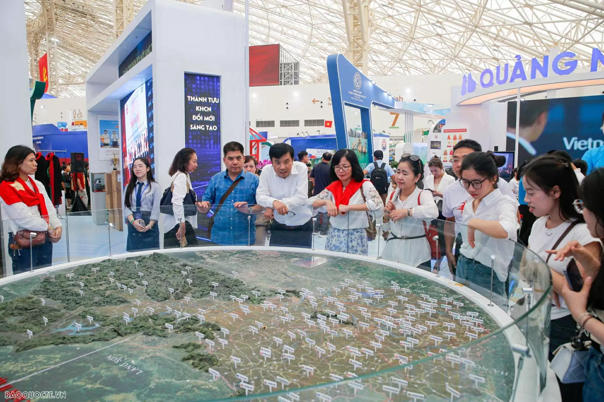 báo tham quan triển lãm Báo Thế giới và Việt Nam tìm về hành trình 80 năm vẻ vang của đất nước và nền Ngoại giao cách mạng