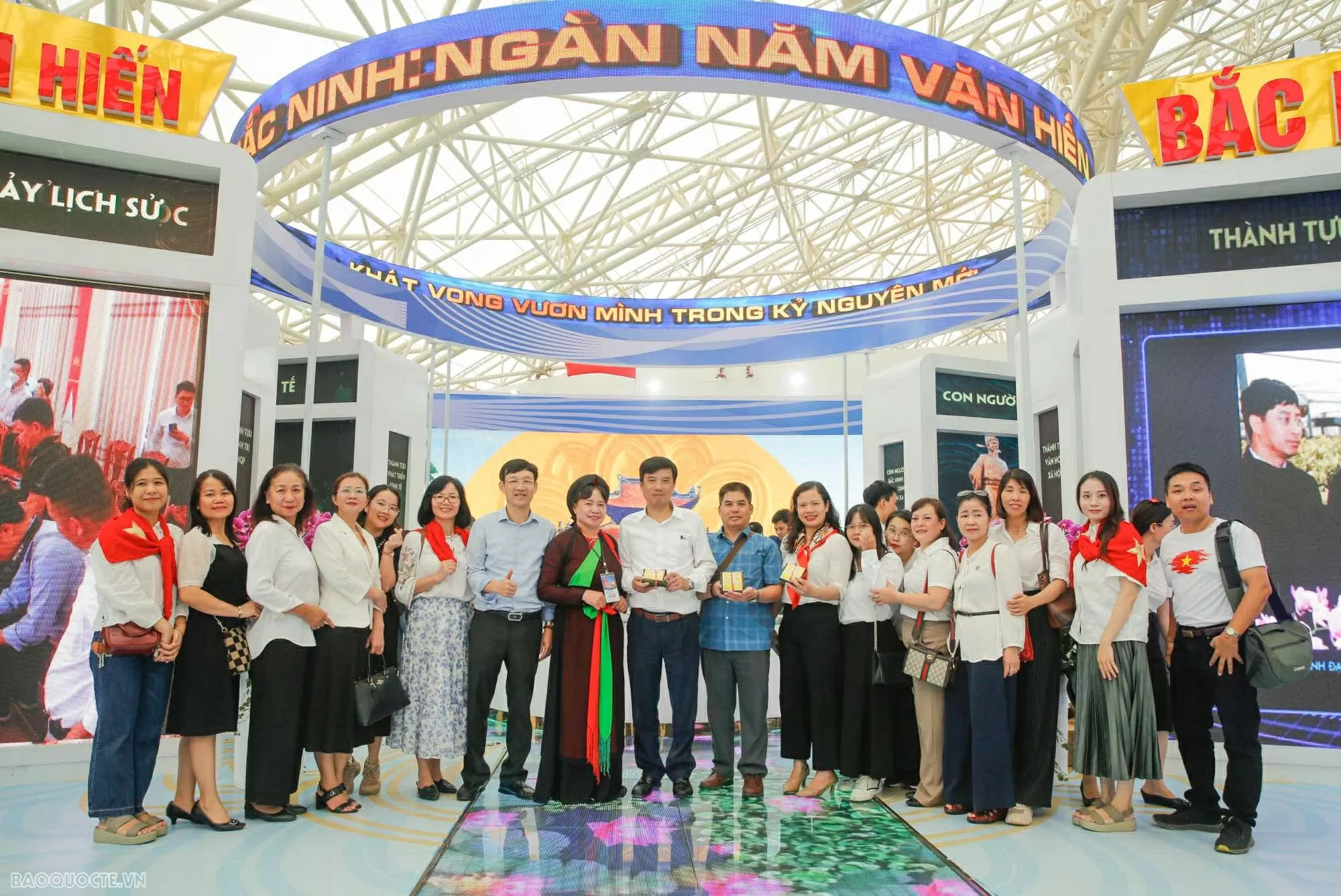 báo tham quan triển lãm Báo Thế giới và Việt Nam tìm về hành trình 80 năm vẻ vang của đất nước và nền Ngoại giao cách mạng