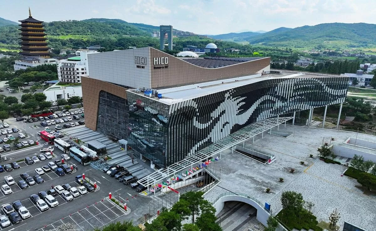 Trung tâm Hội nghị Quốc tế Hwabaek tại Gyeongju, tỉnh Bắc Gyeongsang, ngày 21/8. Cơ sở này sẽ được sử dụng làm phòng họp chính cho Hội nghị Cấp cao APEC sắp tới. Yonhap Trung tâm Hội nghị Quốc tế Hwabaek tại Gyeongju, tỉnh Bắc Gyeongsang, ngày 21/8. Cơ sở này sẽ được sử dụng làm phòng họp chính cho Hội nghị Cấp cao APEC sắp tới. Yonhap