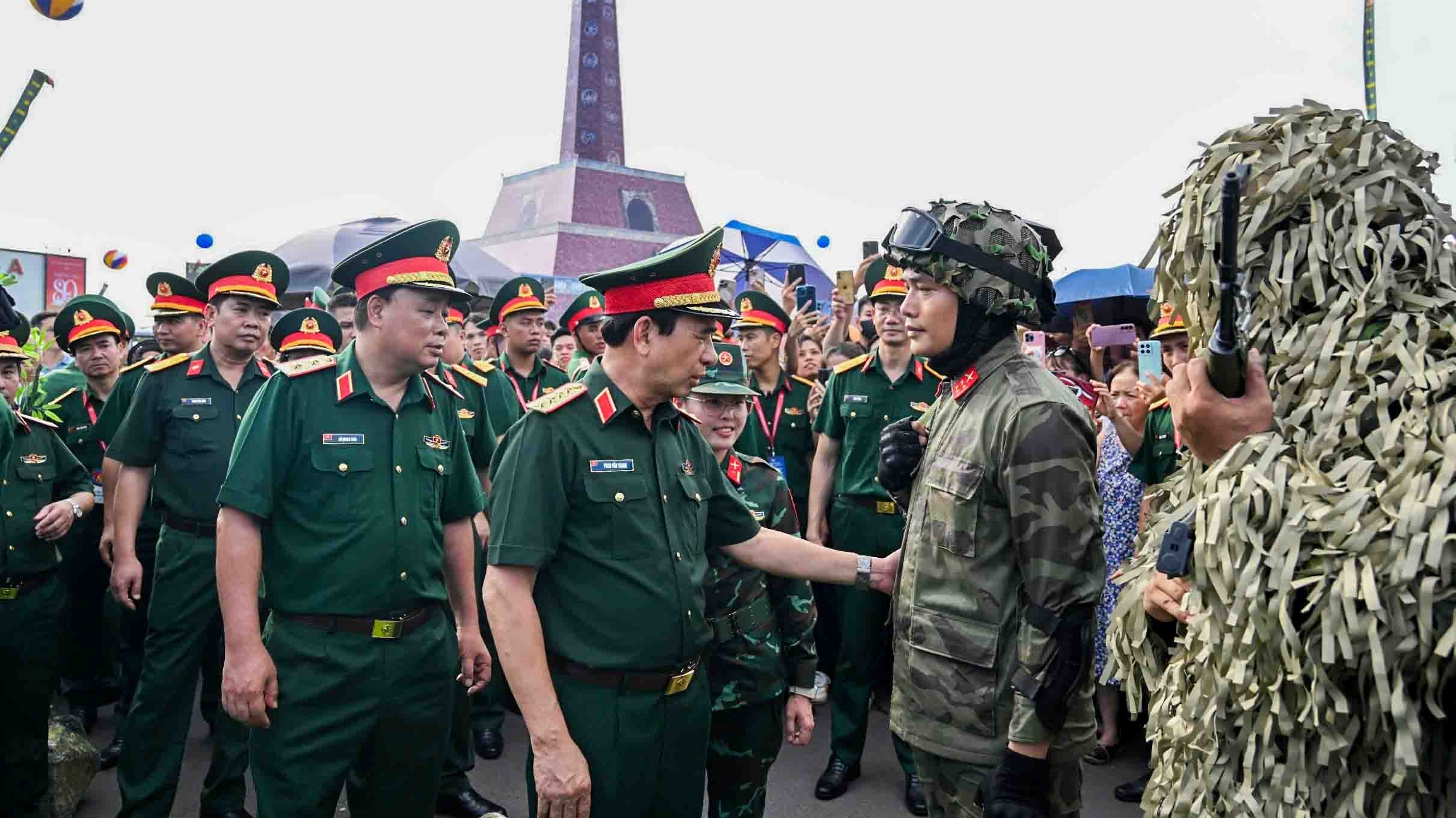 Đại tướng Phan Văn Giang thị sát khu trưng bày khí tài hiện đại của quân đội Việt Nam