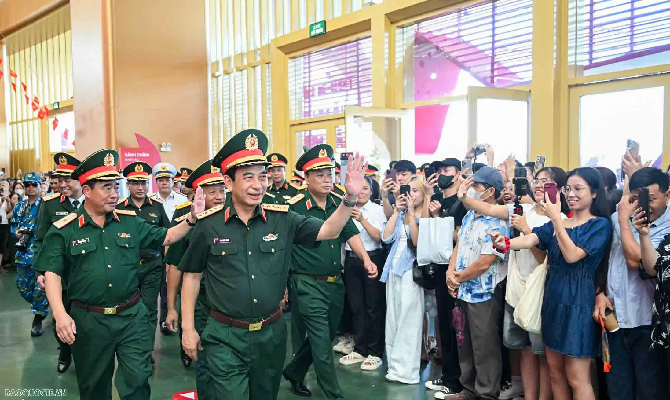 Đại tướng Phan Văn Giang kiểm tra khí tài của quân đội Việt Nam