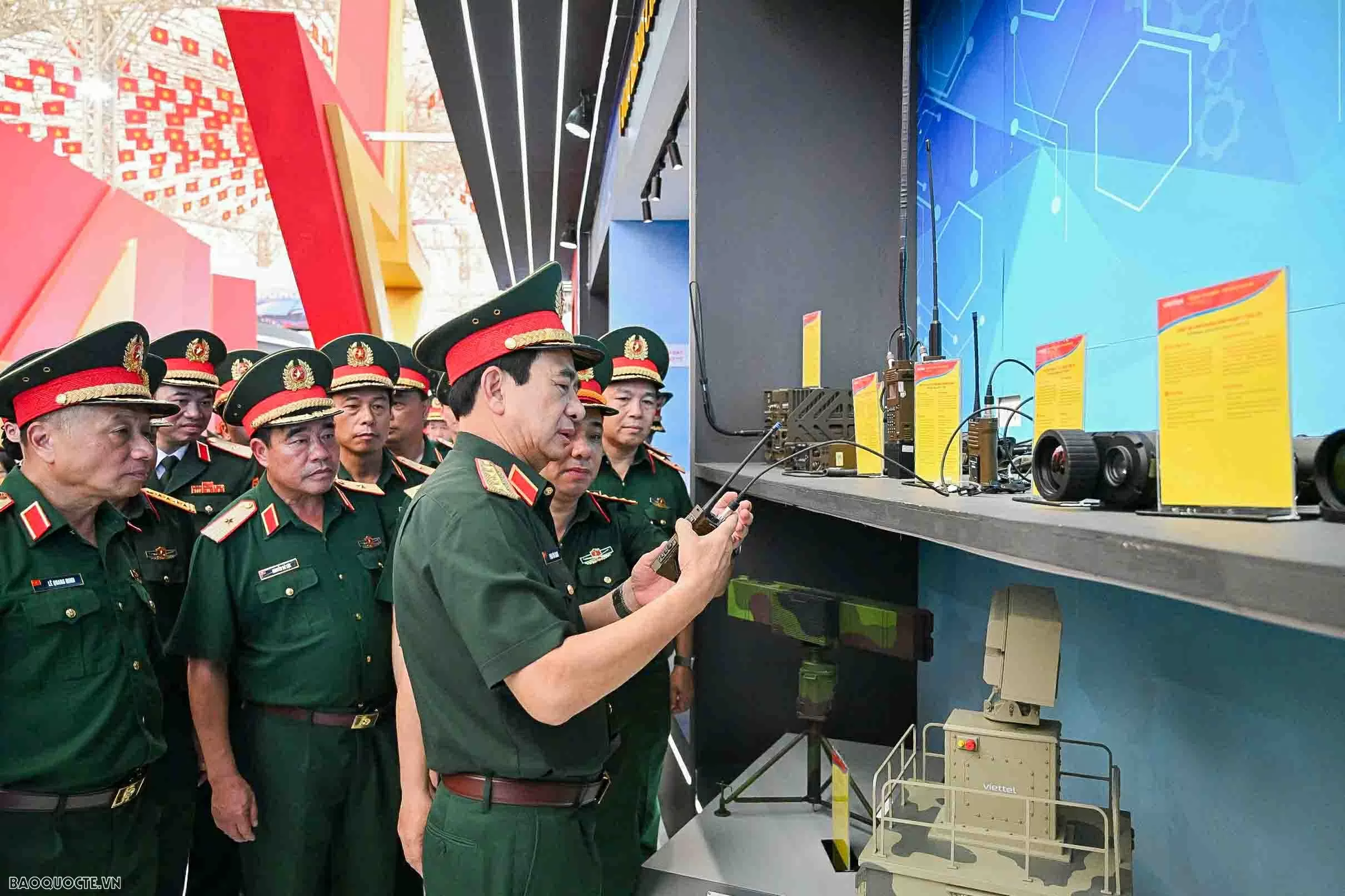 Đại tướng Phan Văn Giang kiểm tra khí tài của quân đội Việt Nam
