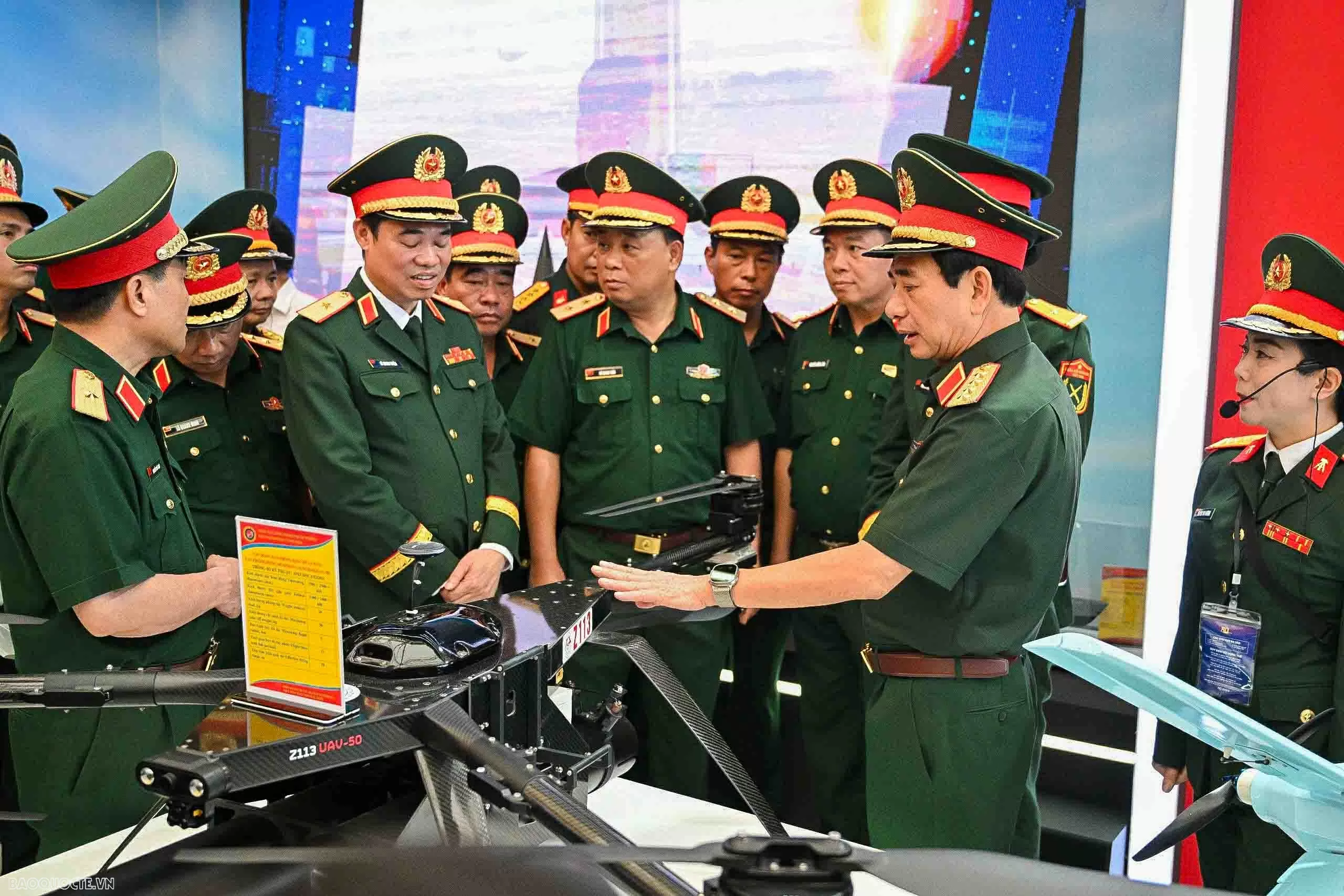 Đại tướng Phan Văn Giang kiểm tra khí tài của quân đội Việt Nam