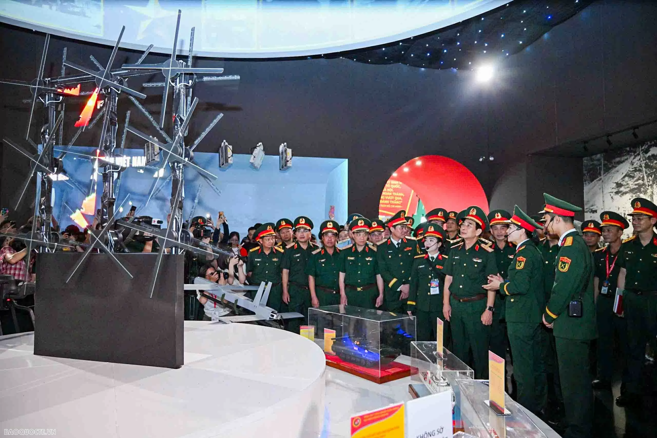 Đại tướng Phan Văn Giang kiểm tra khí tài của quân đội Việt Nam