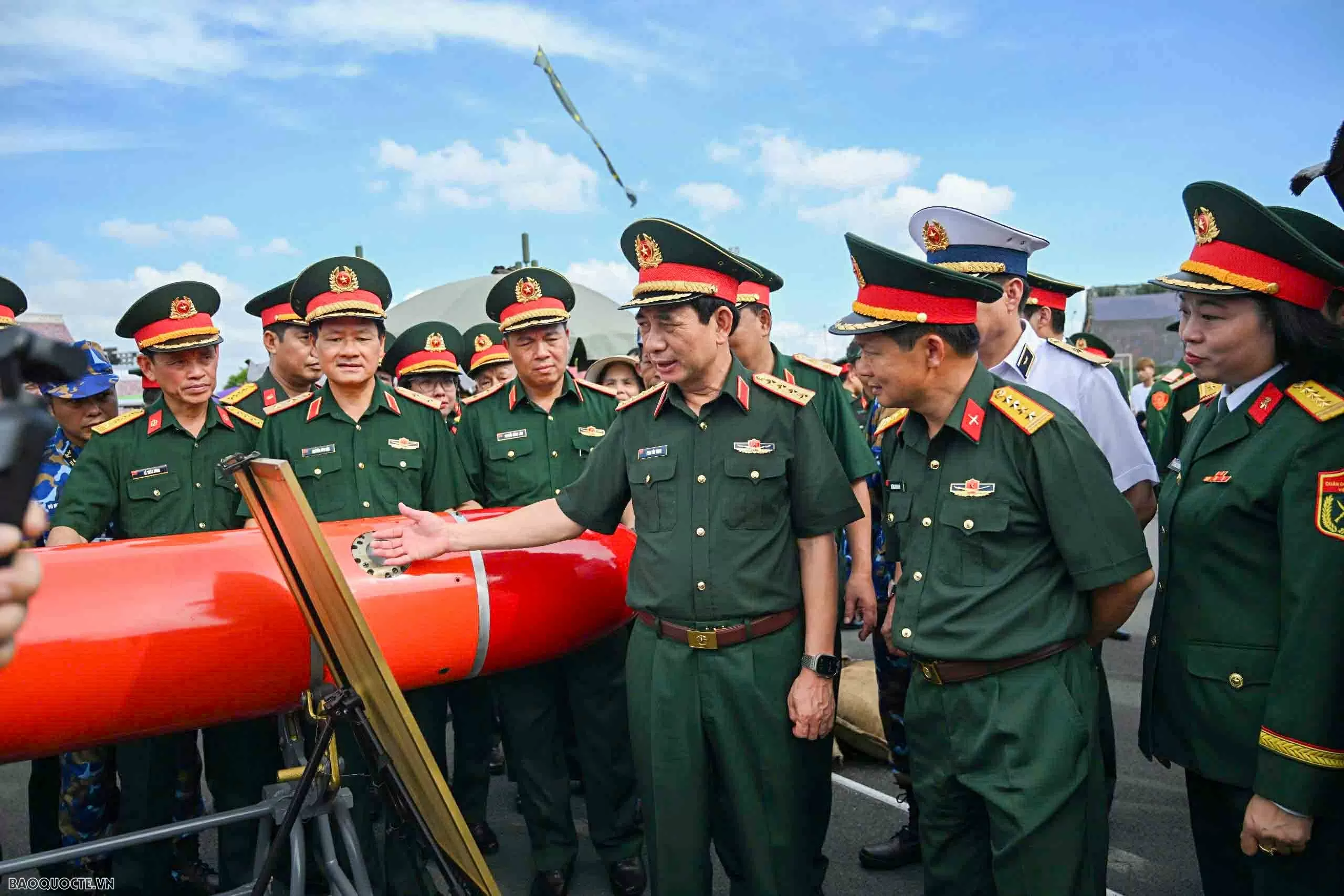 Đại tướng Phan Văn Giang kiểm tra khí tài của quân đội Việt Nam