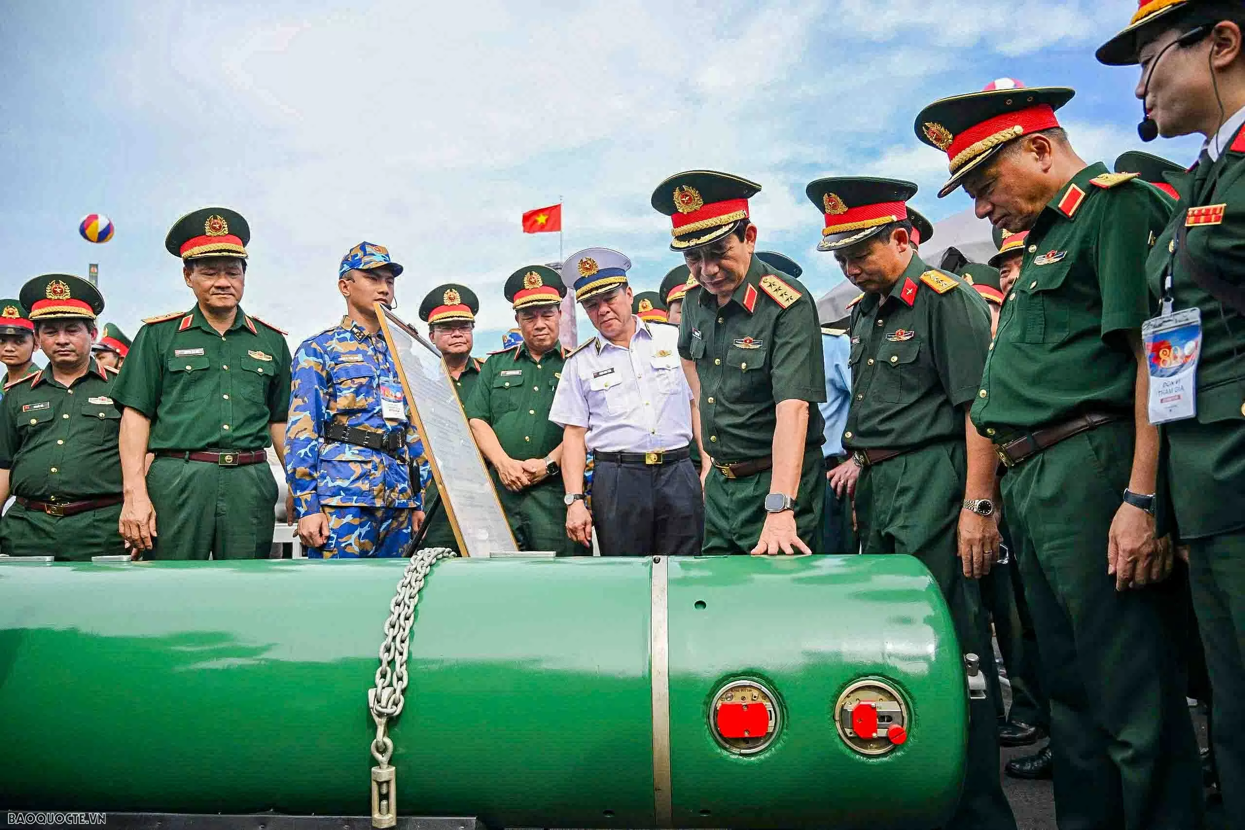 Đại tướng Phan Văn Giang kiểm tra khí tài của quân đội Việt Nam