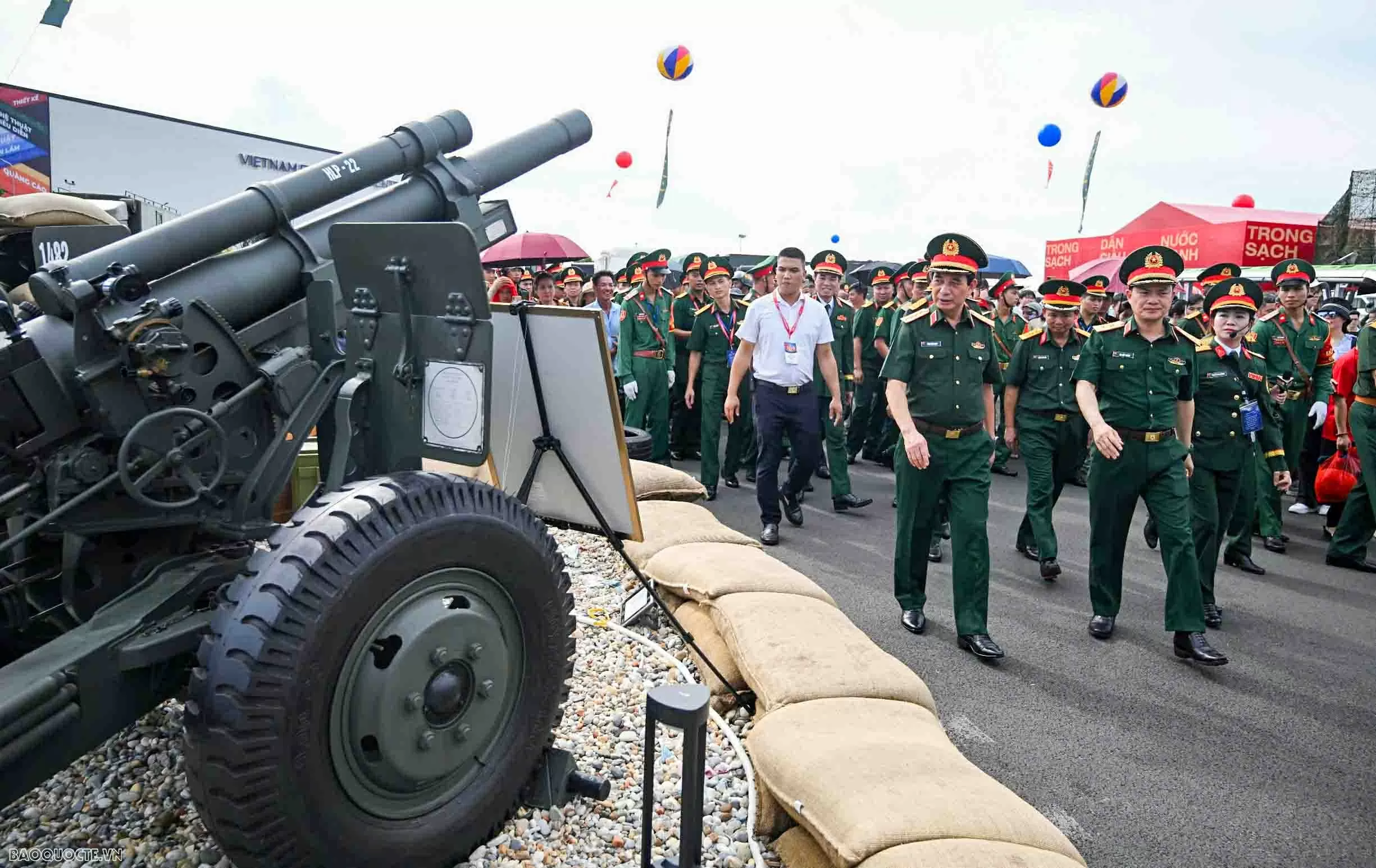 Đại tướng Phan Văn Giang kiểm tra khí tài của quân đội Việt Nam