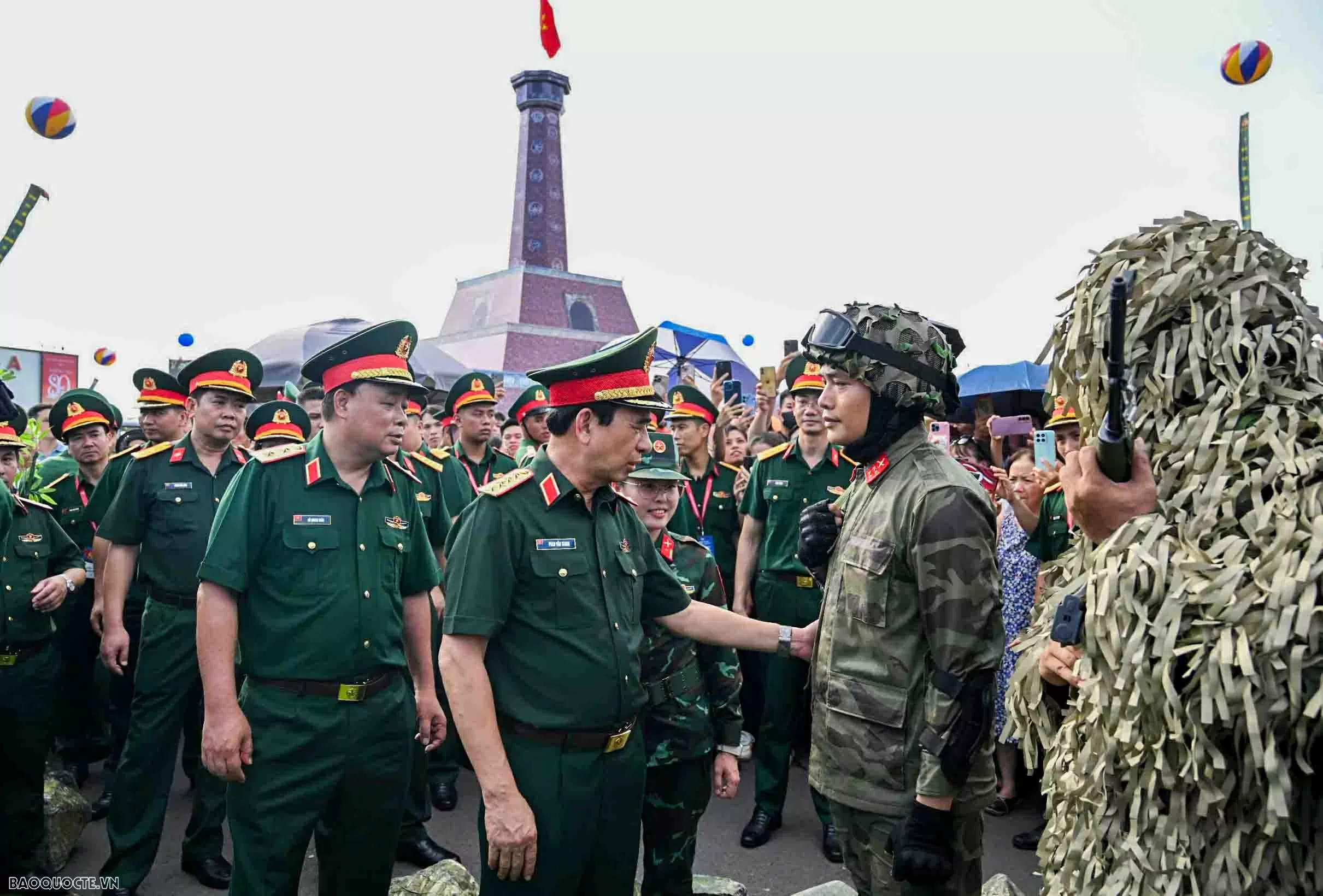 Đại tướng Phan Văn Giang kiểm tra khí tài của quân đội Việt Nam