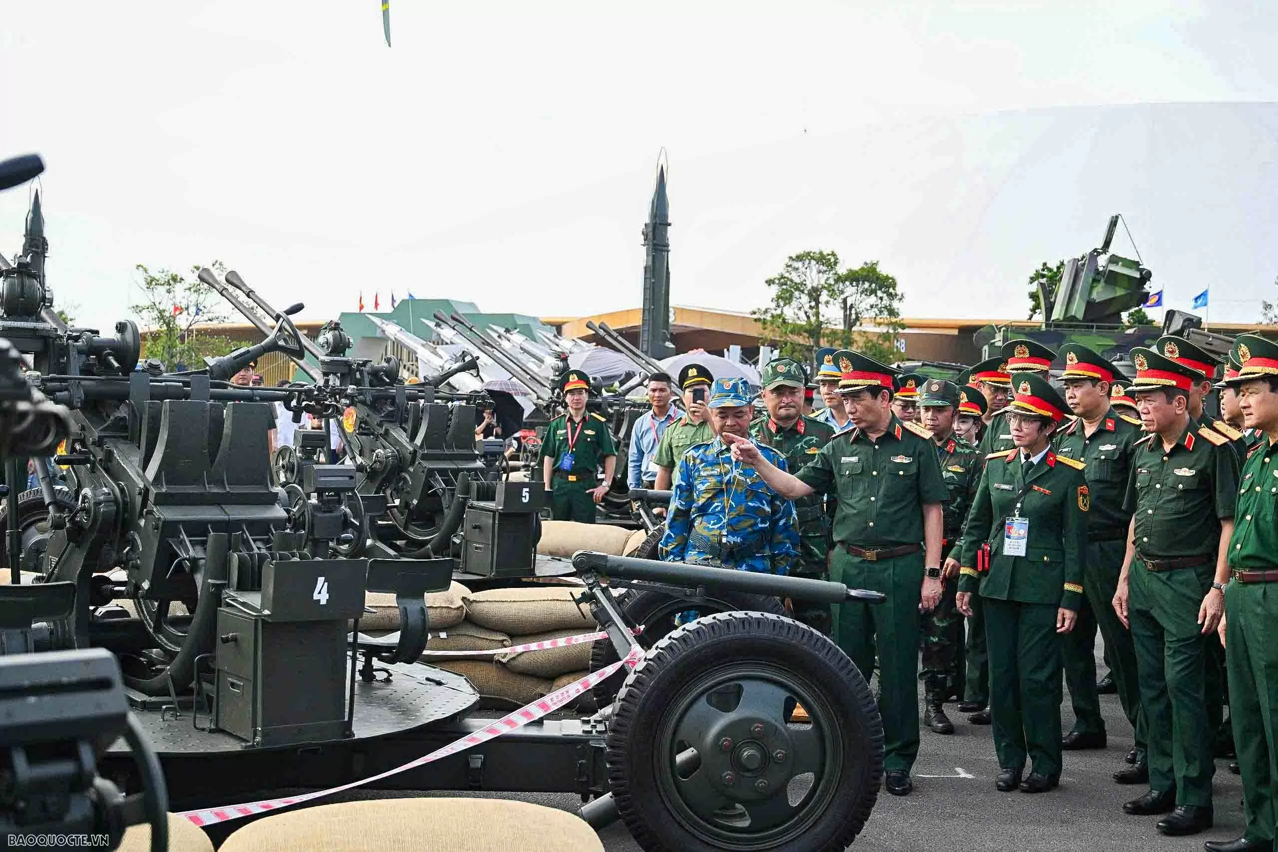 Đại tướng Phan Văn Giang kiểm tra khí tài của quân đội Việt Nam Đại tướng Phan Văn Giang kiểm tra khí tài của quân đội Việt Nam