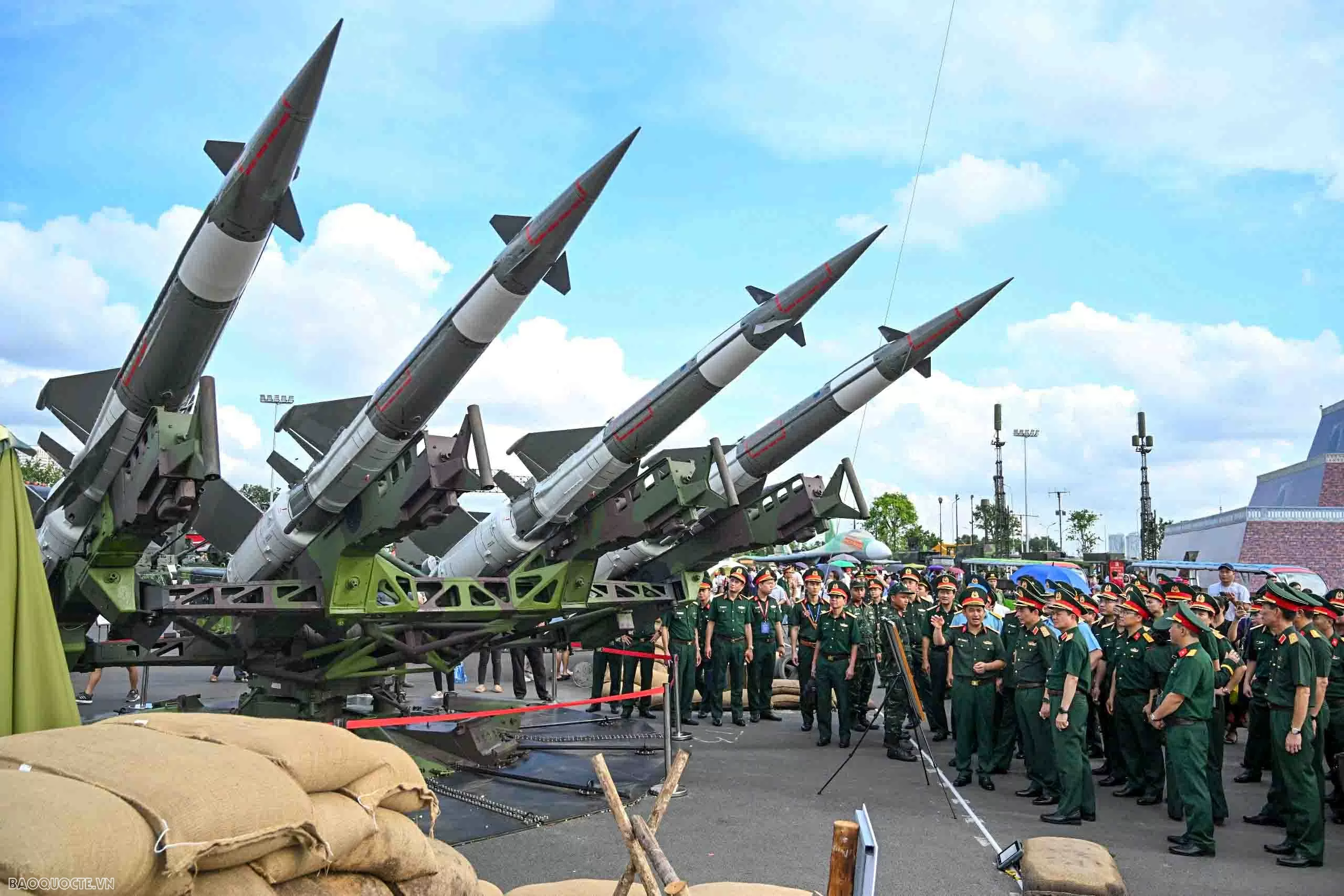 Đại tướng Phan Văn Giang kiểm tra khí tài của quân đội Việt Nam