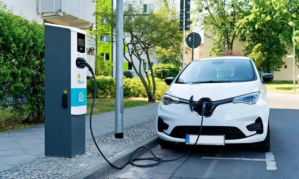 Châu Âu muốn lùi thời hạn cấm xe xăng, hé lộ kế hoạch của EU