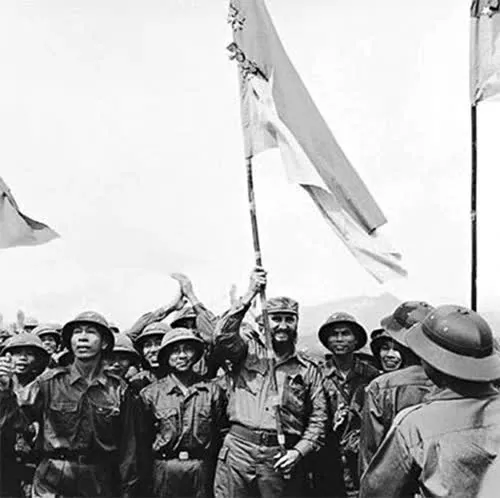 Chủ tịch Fidel Castro phất cao lá cờ bách chiến, bách thắng lấp lánh huân chương của Đoàn Khe Sanh, Quân Giải phóng Trị Thiên - Huế tại Cao điểm 241, ngày 16/9/1973 (Ảnh: TTXVN)