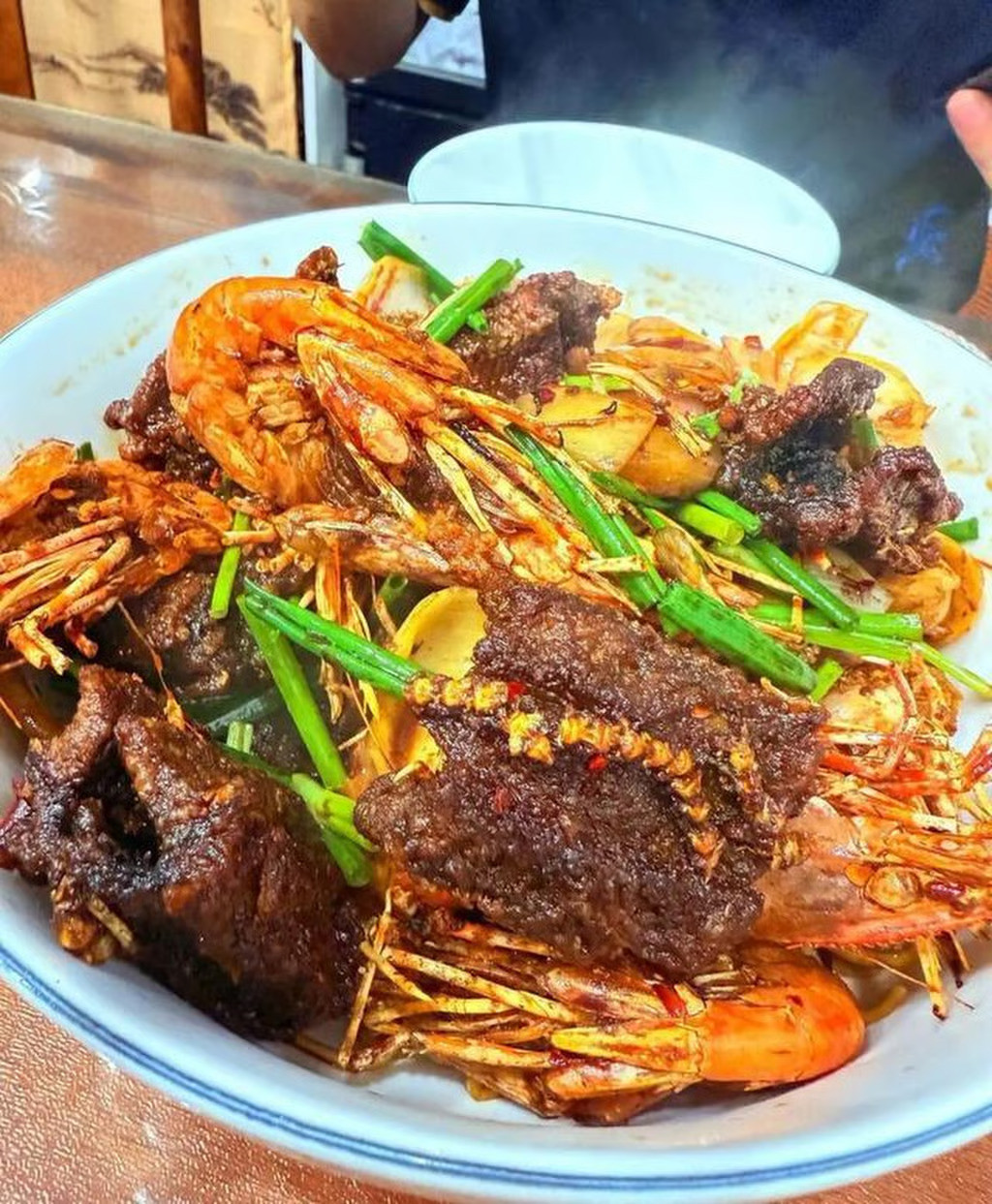 Tính giá hơn 8 triệu đồng cho 1 bát mì, quán ăn hứng bão chỉ trích