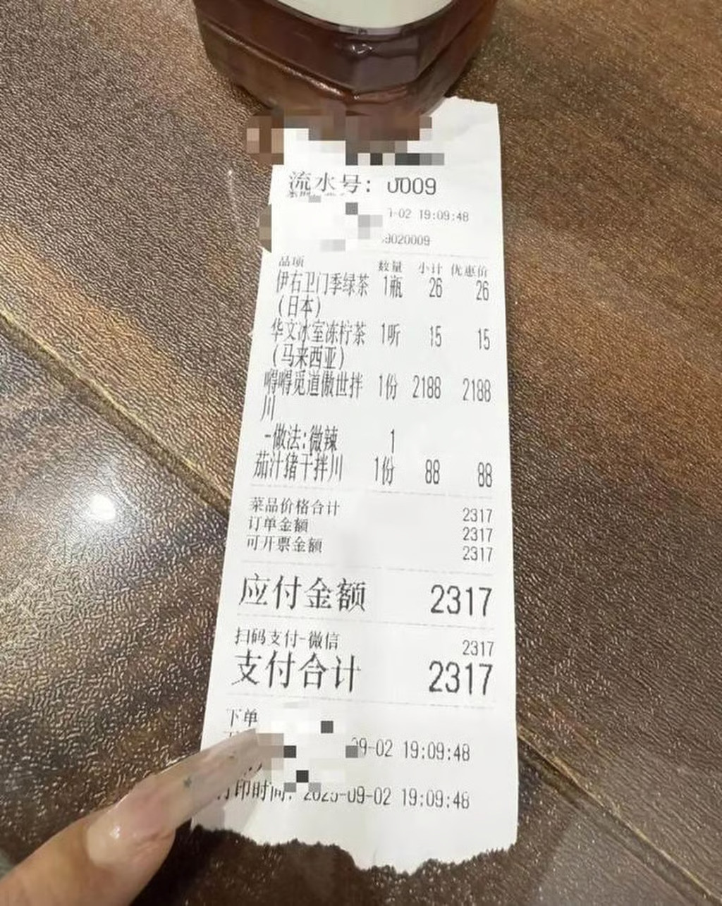 Tính giá hơn 8 triệu đồng cho 1 bát mì, quán ăn hứng bão chỉ trích