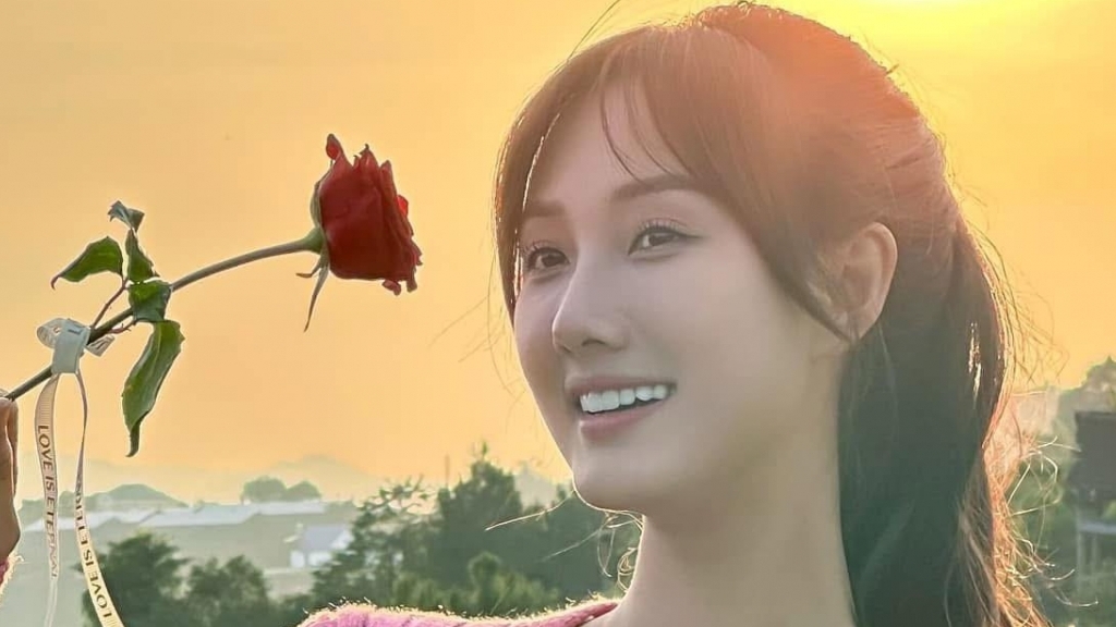 Sao Việt: Midu trẻ trung tuổi 36, MC Khánh Vy xinh xắn, dễ thương xuống phố