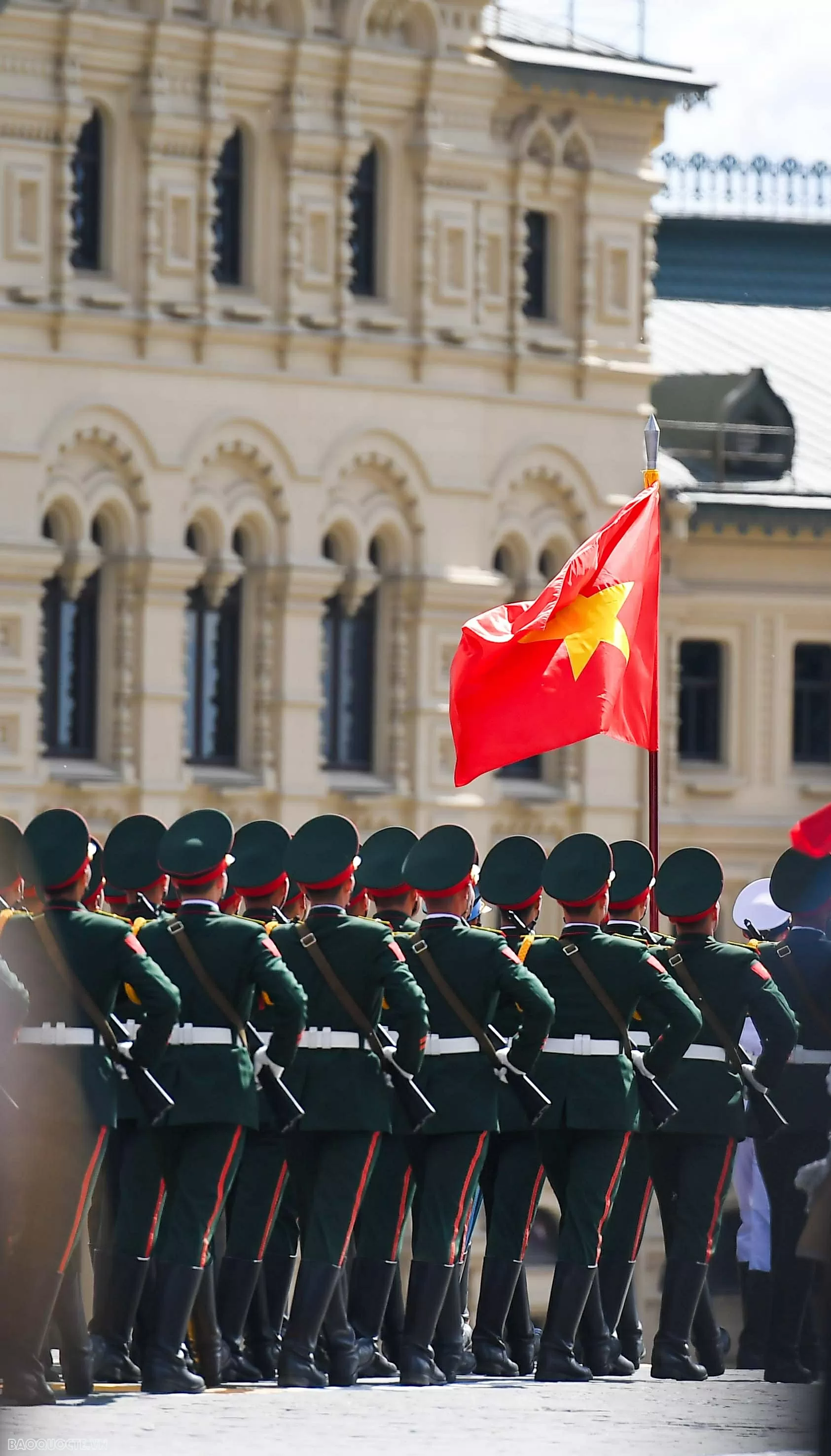 Hình ảnh quốc kỳ Việt Nam tung bay giữa Quảng trưởng Đỏ, giữa lực lược Quân đội Nga cùng 12 nước khác, hàng nghìn khán giả có mặt tại Quảng trường Đỏ và có thể là hàng triệu những người xem truyền hình trên toàn thế giới cho thấy một Việt Nam vị thế và bản lĩnh.