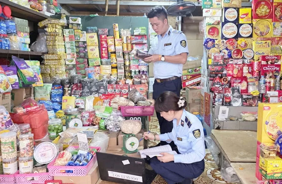 Hà Nội quyết liệt ngăn chặn hàng giả, bảo vệ quyền lợi người tiêu dùng Hà Nội quyết liệt ngăn chặn hàng giả, bảo vệ quyền lợi người tiêu dùng