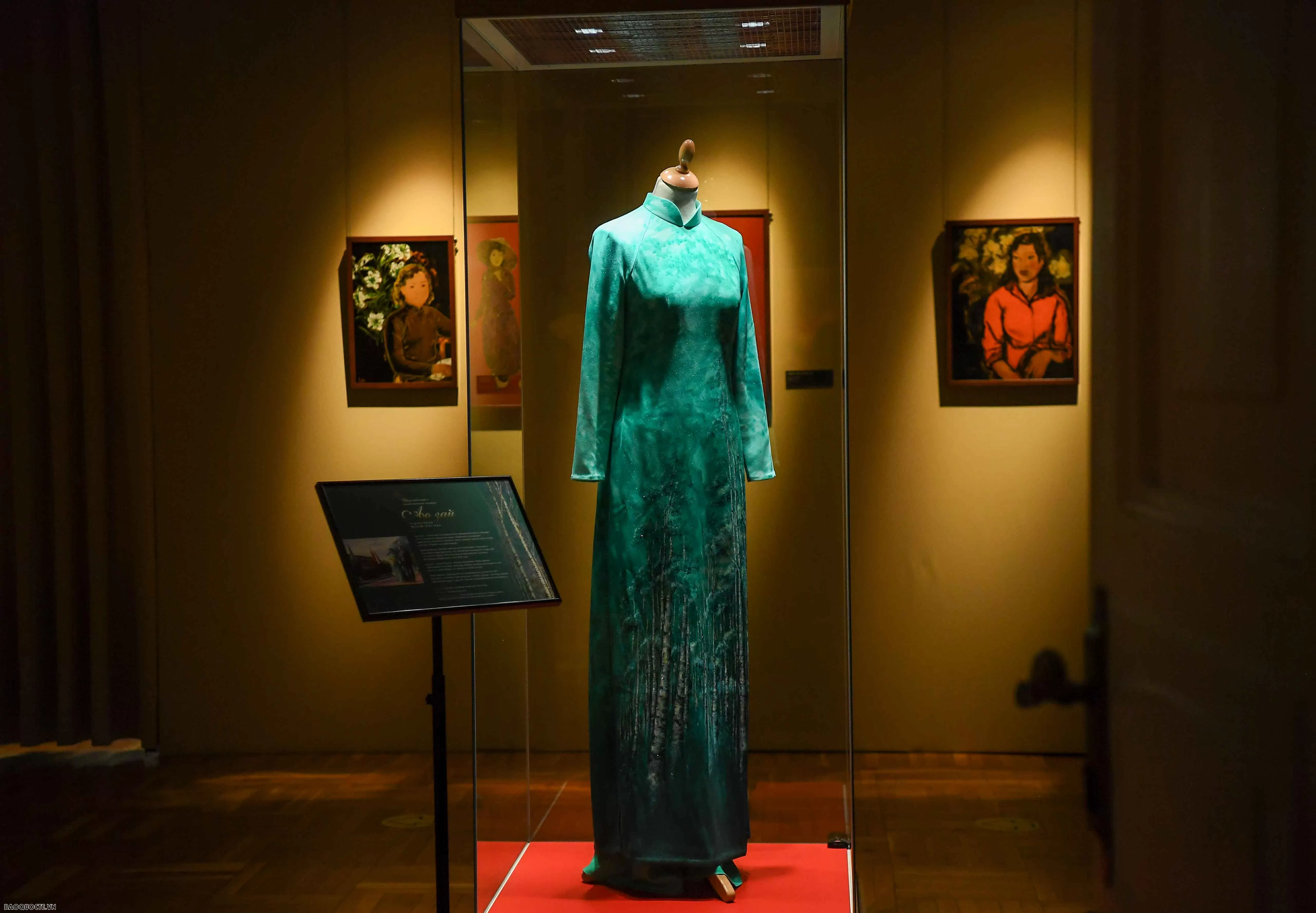 Áo dài Việt vào Bảo tàng Nga Áo dài Việt vào Bảo tàng Nga