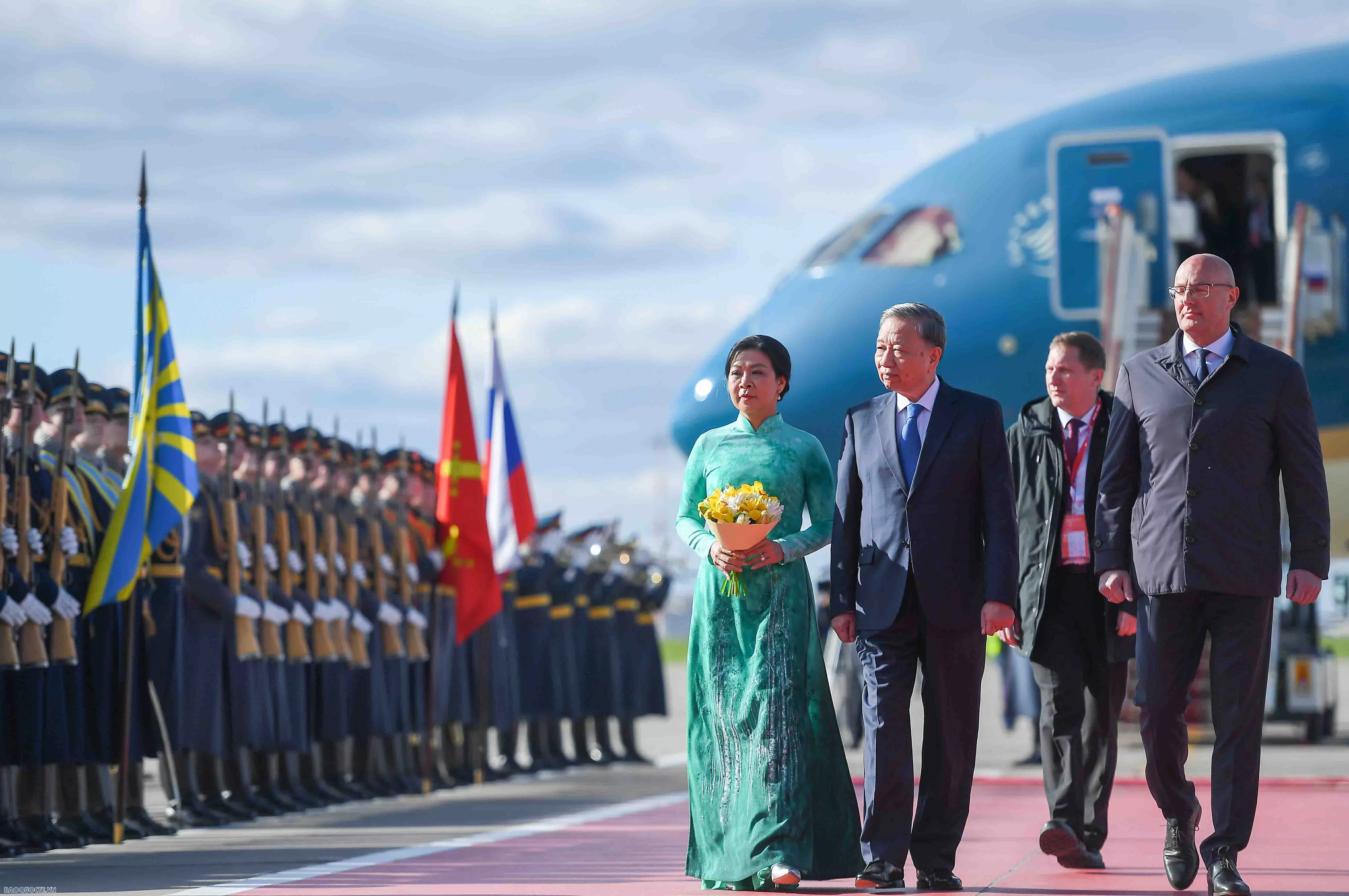 Đây là bộ áo dài Phu nhân Ngô Phương Ly mặc ngay khi đặt chân đến xứ sở bạch dương thăm chính thức và dự lễ kỷ niệm 80 năm chiến thắng trong chiến tranh vệ quốc vĩ đại của Liên bang Nga cùng Tổng Bí thư Tô Lâm theo lời mời của Tổng thống Putin