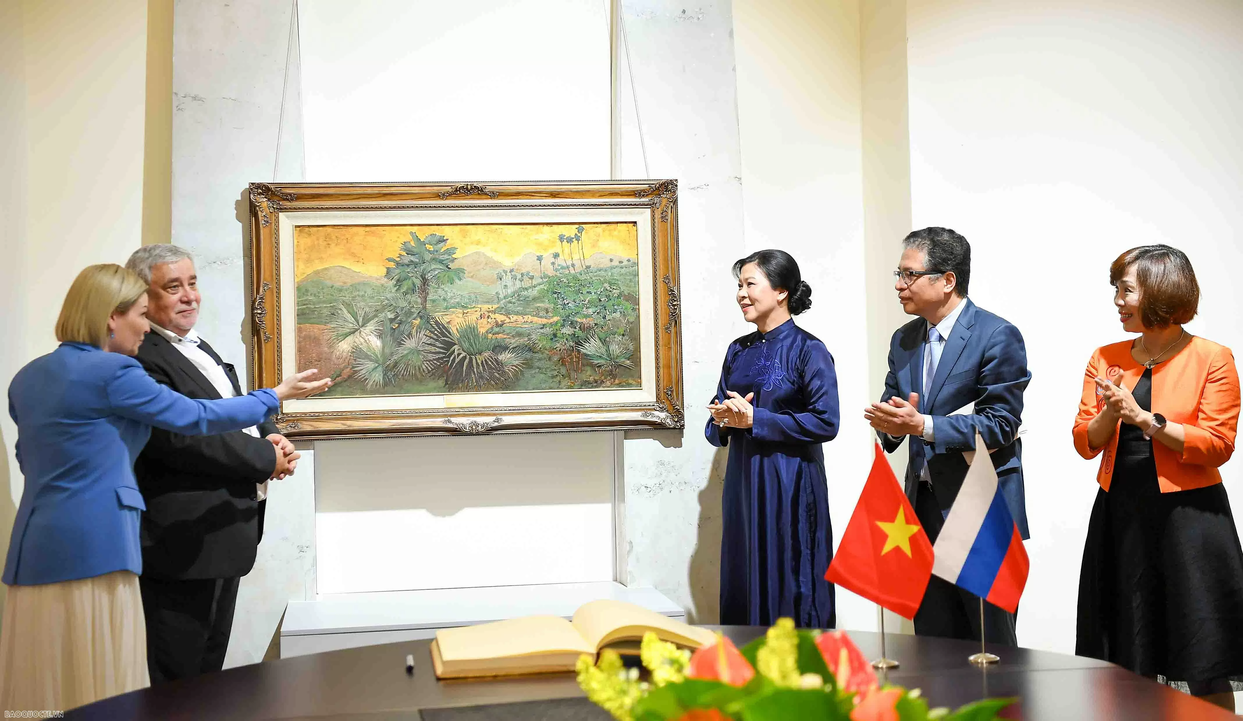 Áo dài Việt vào Bảo tàng Nga Áo dài Việt vào Bảo tàng Nga