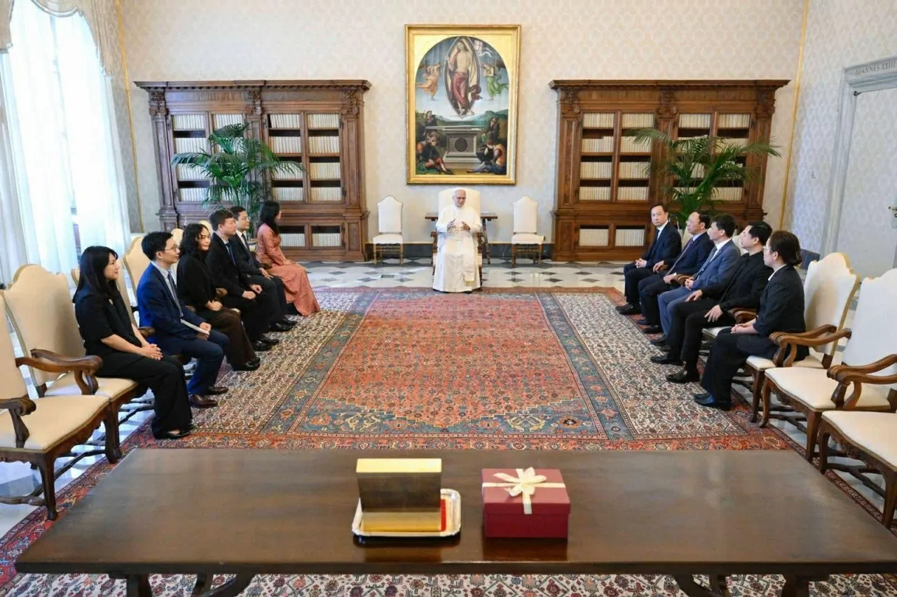 Ngày 12/9, Thứ trưởng Bộ Ngoại giao Lê Thị Thu Hằng, Trưởng đoàn Việt Nam và Đức ông Mirosław Wachowski, Thứ trưởng Ngoại giao Tòa thánh, Trưởng đoàn Tòa thánh đã đồng chủ trì Cuộc họp lần thứ XII của Nhóm Công tác hỗn hợp Việt Nam – Tòa thánh tại Vatican. Ngày 12/9, Thứ trưởng Bộ Ngoại giao Lê Thị Thu Hằng, Trưởng đoàn Việt Nam và Đức ông Mirosław Wachowski, Thứ trưởng Ngoại giao Tòa thánh, Trưởng đoàn Tòa thánh đã đồng chủ trì Cuộc họp lần thứ XII của Nhóm Công tác hỗn hợp Việt Nam – Tòa thánh tại Vatican