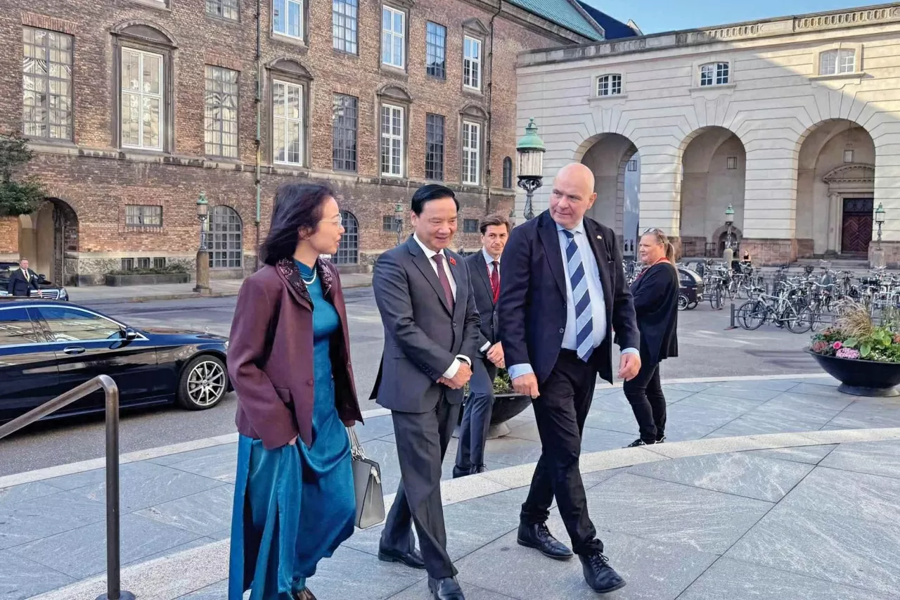 Chủ tịch Quốc hội Đan Mạch Søren Gade đón Phó Chủ tịch Quốc hội Nguyễn Khắc Định đến thăm, làm việc tại Quốc hội Đan Mạch