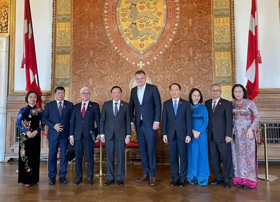 Phó Chủ tịch Quốc hội Nguyễn Khắc Định và Đoàn đại biểu Quốc hội Việt Nam chụp ảnh lưu niệm với Thị trưởng thành phố Copenhagen Lars Weiss Phó Chủ tịch Quốc hội Nguyễn Khắc Định và Đoàn đại biểu Quốc hội Việt Nam chụp ảnh lưu niệm với Thị trưởng thành phố Copenhagen Lars Weiss