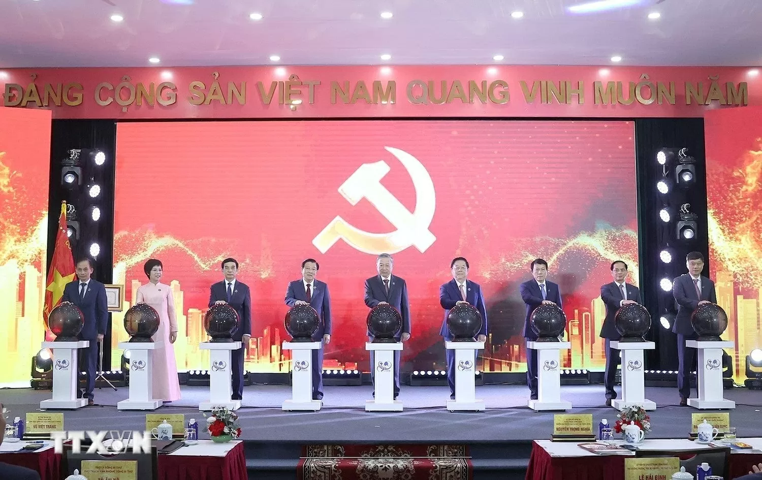 Tổng Bí thư Tô Lâm và các đại biểu thực hiện nghi thức khai trương trang thông tin Đại hội đại biểu toàn quốc lần thứ XIV của Đảng. (Ảnh: Thống Nhất/TTXVN)