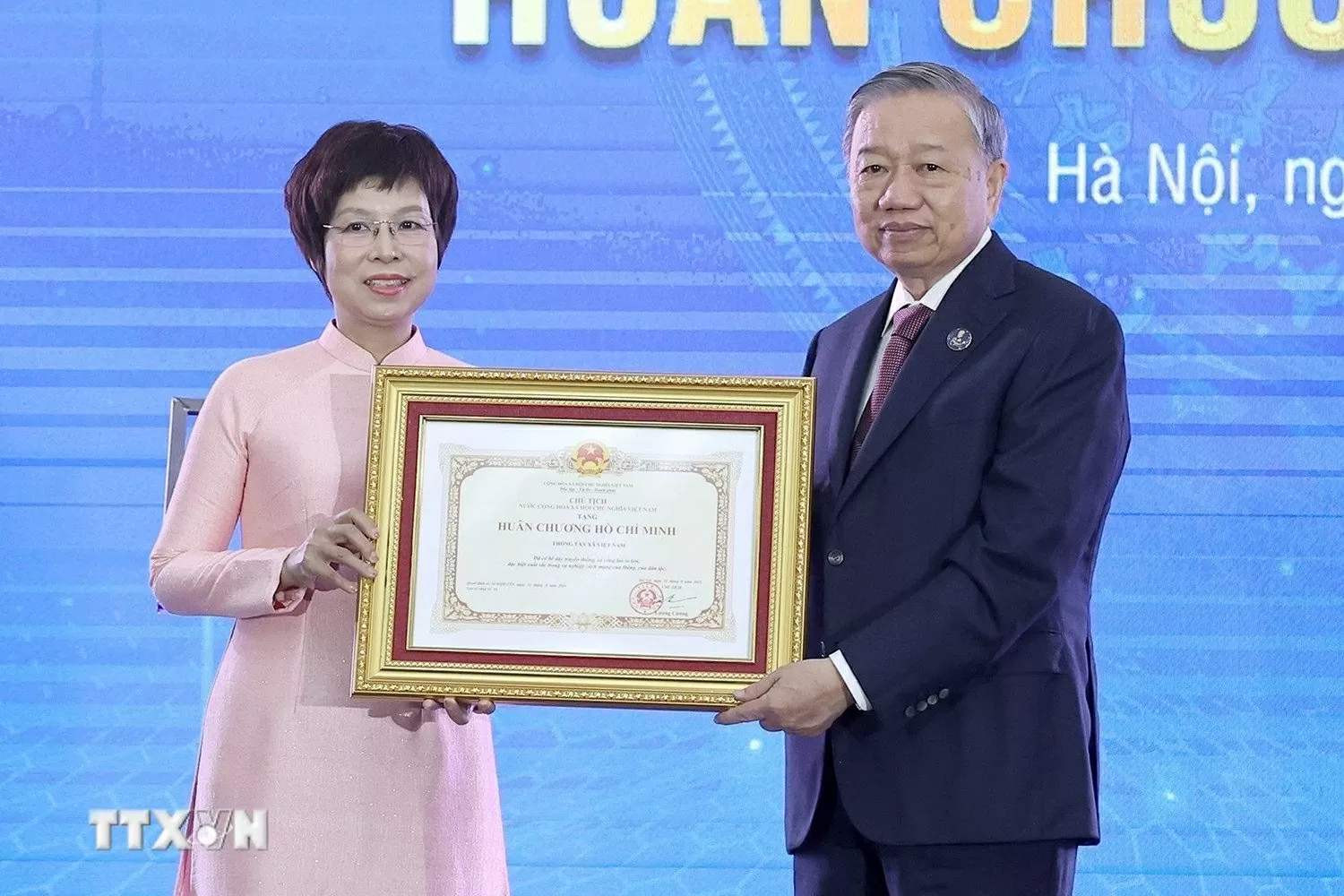 Tổng Bí thư Tô Lâm trao Huân chương Hồ Chí Minh lần thứ ba cho Thông tấn xã Việt Nam. (Ảnh: Thống Nhất/TTXVN)