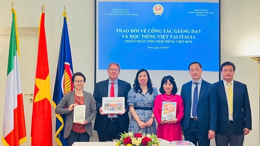 Thứ trưởng Lê Thị Thu Hằng tiếp xúc cộng đồng, gặp mặt đại diện các trường đại học Italy nhân kỷ niệm Ngày Tôn vinh tiếng Việt