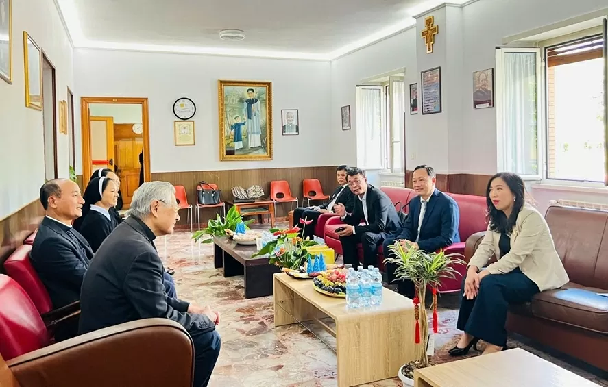 Thứ trưởng Lê Thị Thu Hằng tiếp xúc cộng đồng, gặp mặt đại diện các trường đại học Italy nhân kỷ niệm Ngày Tôn vinh tiếng Việt