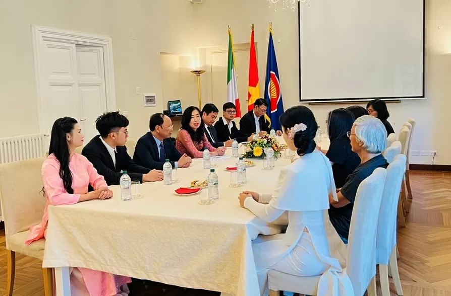 Thứ trưởng Lê Thị Thu Hằng tiếp xúc cộng đồng, gặp mặt đại diện các trường đại học Italy nhân kỷ niệm Ngày Tôn vinh tiếng Việt