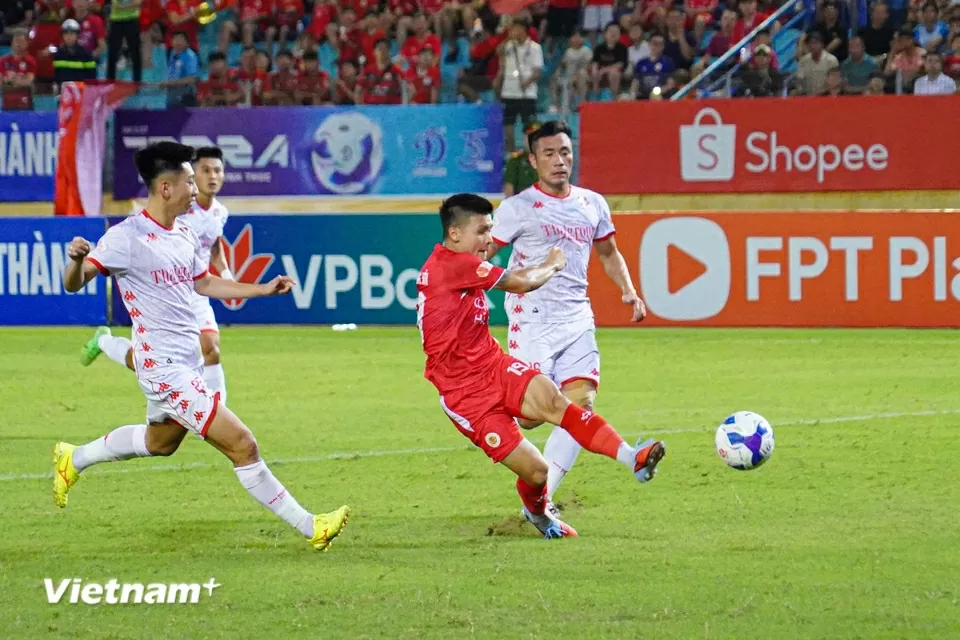 Công an Hà Nội tạm giữ ngôi đầu V-League Công an Hà Nội tạm giữ ngôi đầu V-League