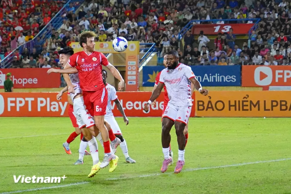 Công an Hà Nội tạm giữ ngôi đầu V-League