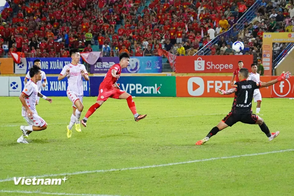 Công an Hà Nội tạm giữ ngôi đầu V-League