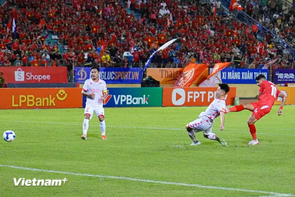 Công an Hà Nội tạm giữ ngôi đầu V-League