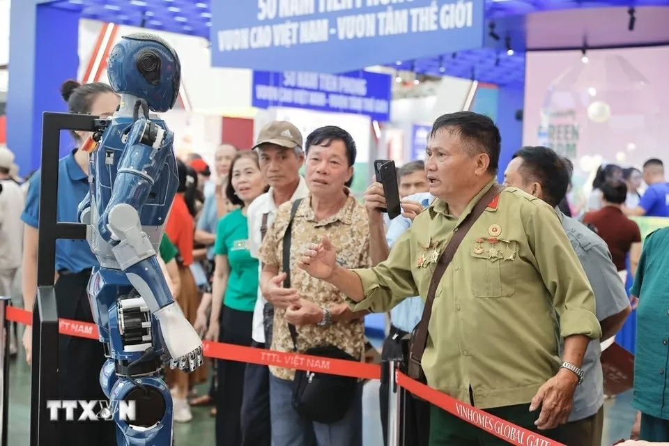 Khách tham quan đến triển lãm ngày 15/9. Khách tham quan đến triển lãm ngày 15/9.