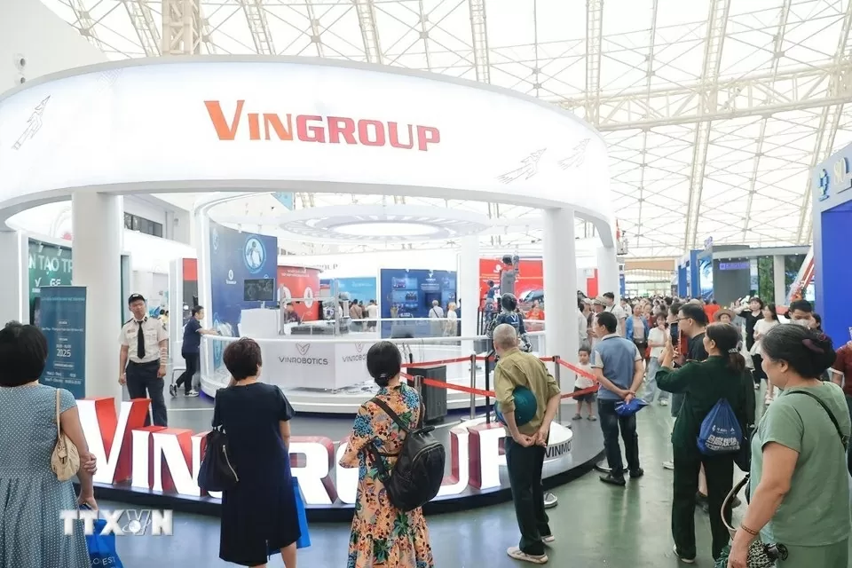 Khách tham quan đến triển lãm ngày 15/9.