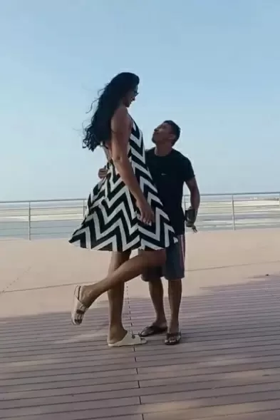 Hôn nhân hạnh phúc của gia đình người vợ cao hơn 2m và chồng kém 40cm Hôn nhân hạnh phúc của gia đình người vợ cao hơn 2m và chồng kém 40cm