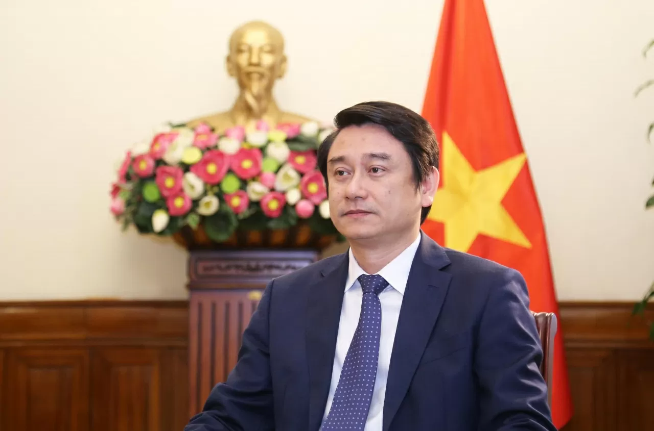 Thứ trưởng Ngoại giao Lê Anh Tuấn trả lời phỏng vấn báo chí. (Ảnh: Thành Long)