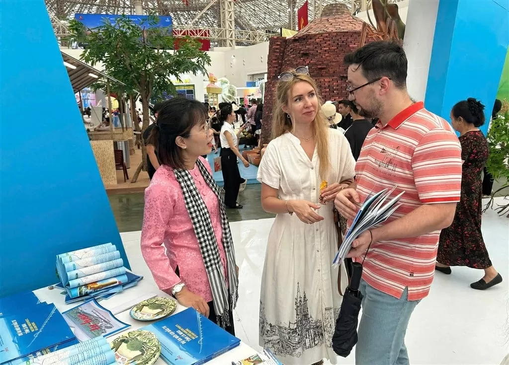 Khách quốc tế tìm hiểu về văn hóa và thành tựu phát triển kinh tế - xã hội của tỉnh Cà Mau. (N