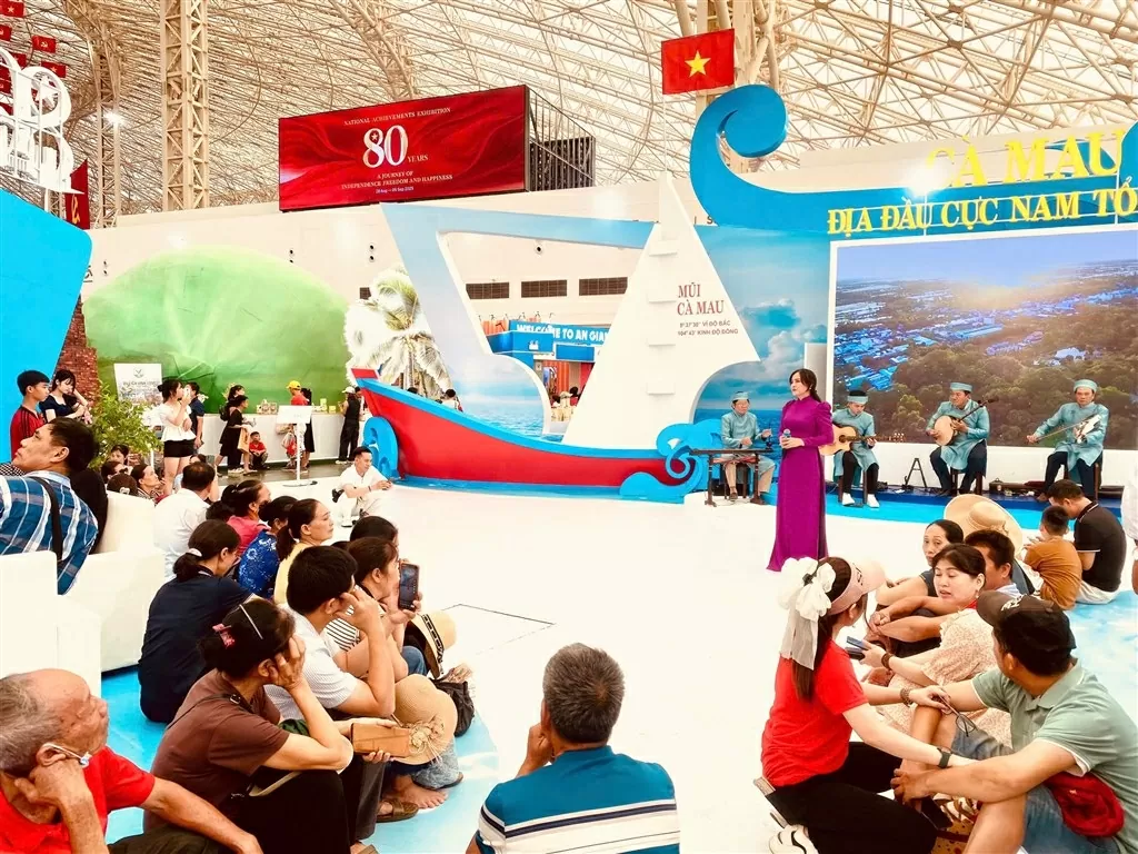 Chương trình đờn ca tài tử Nam Bộ, kể chuyện Bác Ba Phi, giao lưu nghệ thuật giữa các địa phương tạo nên không khí sôi nổi, gắn kết và lan tỏa. 