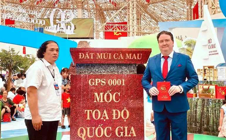 Marc E. Knapper, Đại sứ Hoa Kỳ tại Việt Nam (bên phải) chụp ảnh với ông Lê Minh Sơn, Giám đốc Bảo tàng tỉnh Cà Mau tại mô hình Cột mốc tọa độ quốc gia đất mũi Cà Mau trong không gian trưng bày. (Nguồn: Nhân dân)