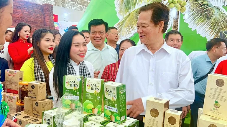 Nguyên Thủ tướng Chính phủ Nguyễn Tấn Dũng (bìa phải) ghé tham quan gian trưng bày tỉnh Cà Mau tại triển lãm.