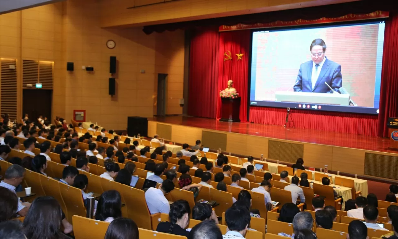 Các cán bộ, nhân viên Bộ Ngoại giao lắng nghe ý kiến phát biểu của Ủy viên Bộ Chính trị, Thủ tướng Chính phủ Phạm Minh Chính. (Ảnh: Thành Long)