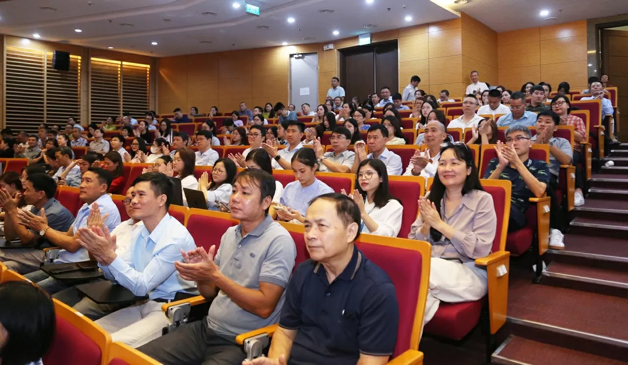 Thủ tướng Chính phủ Phạm Minh Chính trình bày chuyên đề: “Nội dung trọng tâm, cốt lõi của Nghị quyết số 71-NQ/TW ngày 22/8/2025 của Bộ Chính trị về đột phá phát triển giáo dục và đào tạo và Chương trình hành động thực hiện Nghị quyết số 71-NQ/TW”. (Ảnh: Thành Long)